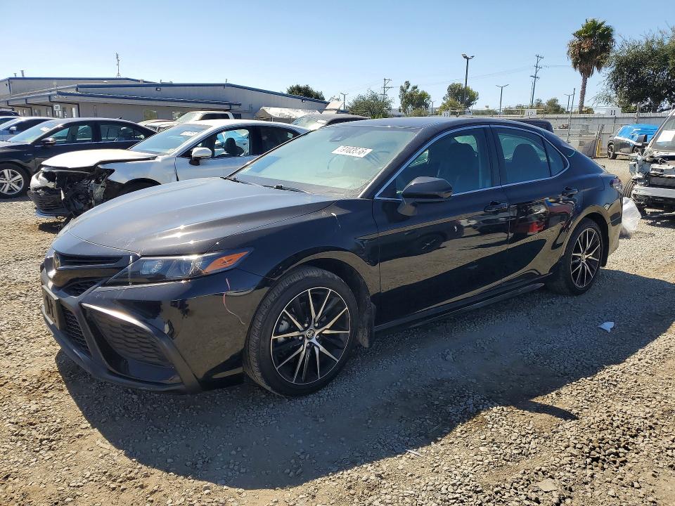 59103036 :رقم المزاد ، 4T1G11AK6MU422916 vin ، 2021 Toyota Camry مزاد بيع