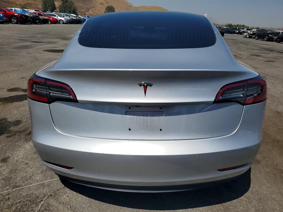 58645076 :رقم المزاد ، 5YJ3E1EA2JF044087 vin ، 2018 Tesla Model 3 مزاد بيع
