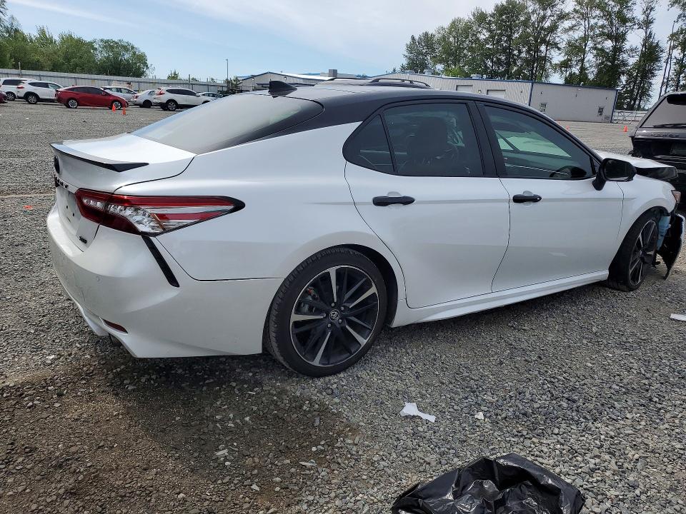 55995546 :رقم المزاد ، 4T1B61HK0JU073183 vin ، 2018 Toyota Camry مزاد بيع