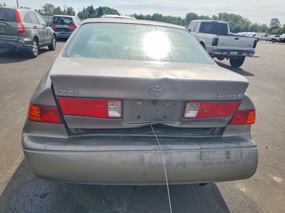58484556 :رقم المزاد ، 4T1BF22K51U126121 vin ، 2001 Toyota Camry مزاد بيع