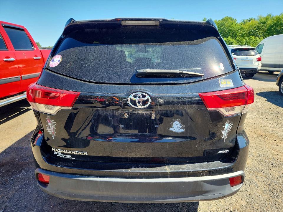 55779616 :رقم المزاد ، 5TDBZRFH7JS898904 vin ، 2018 Toyota Highlander مزاد بيع