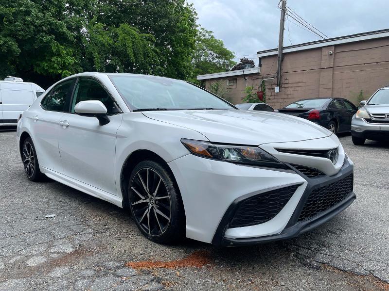 59005666 :رقم المزاد ، 4T1G11AK6MU5588 vin ، 2021 Toyota Camry مزاد بيع