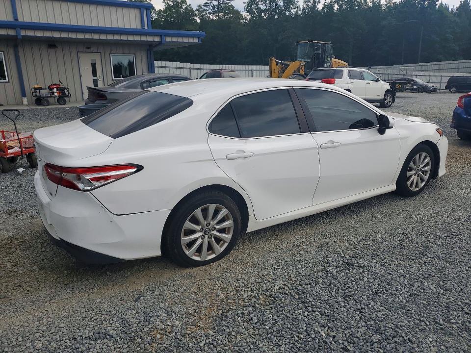 56809546 :رقم المزاد ، 4T1B11HK1JU560844 vin ، 2018 Toyota Camry مزاد بيع