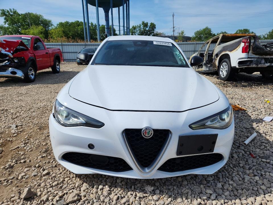 55935856 :رقم المزاد ، ZARFAEBN7J7565292 vin ، 2018 Alfa Romeo Giulia مزاد بيع