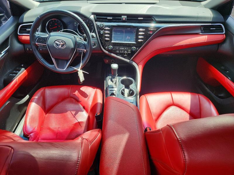 55829756 :رقم المزاد ، 4T1B61HK8JU562947 vin ، 2018 Toyota Camry مزاد بيع