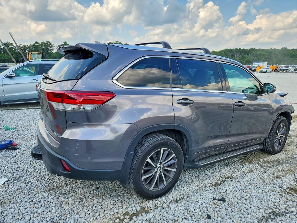 2018 Toyota Highlander მანქანა იყიდება აუქციონზე, vin: 5TDJZRFH2JS536278, აუქციონის ნომერი: 56233666
