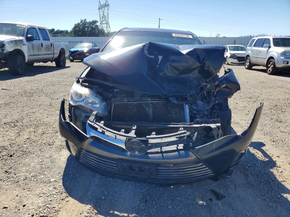 55639756 :رقم المزاد ، 4T1BF1FK1FU040963 vin ، 2015 Toyota Camry مزاد بيع