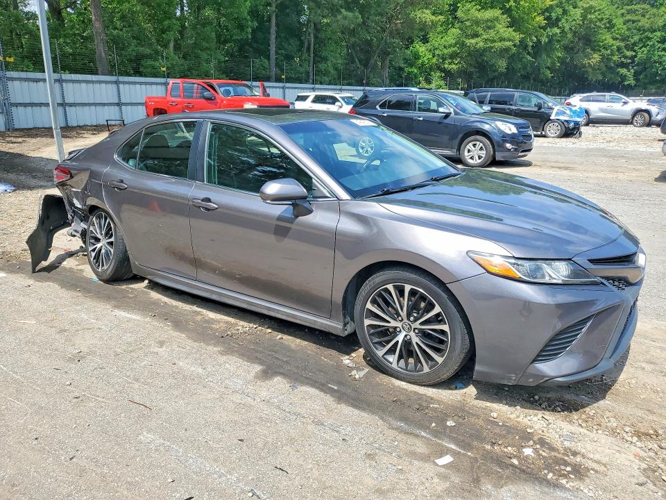 54949306 :رقم المزاد ، 4T1B11HK3JU511189 vin ، 2018 Toyota Camry مزاد بيع