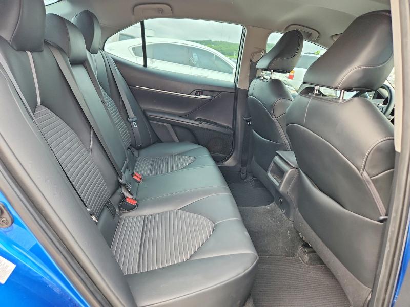 53741146 :رقم المزاد ، 4T1B11HK9JU074685 vin ، 2018 Toyota Camry مزاد بيع