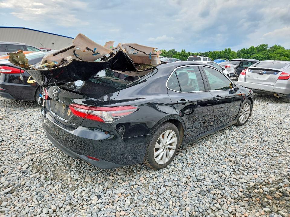 56411456 :رقم المزاد ، 4T1C11AK0NU633030 vin ، 2022 Toyota Camry مزاد بيع