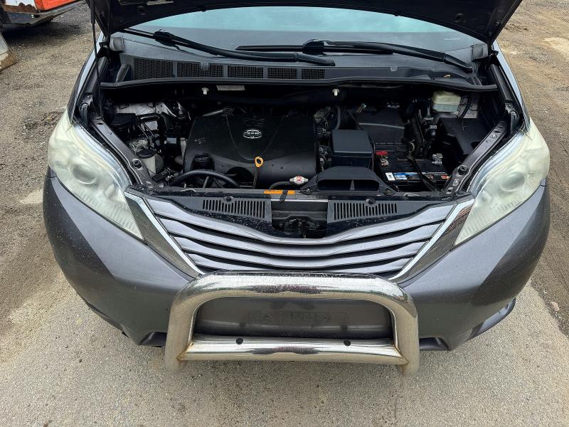 58819886 :رقم المزاد ، 5TDDZ3DC2HS167093 vin ، 2017 Toyota Sienna مزاد بيع