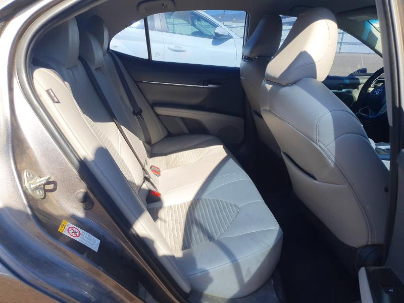 58267846 :رقم المزاد ، 4T1B11HK6JU649227 vin ، 2018 Toyota Camry مزاد بيع