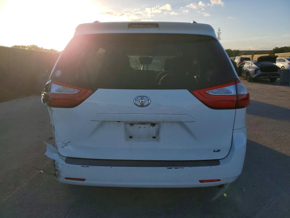 56086146 :رقم المزاد ، 5TDKK3DC3FS611879 vin ، 2015 Toyota Sienna مزاد بيع