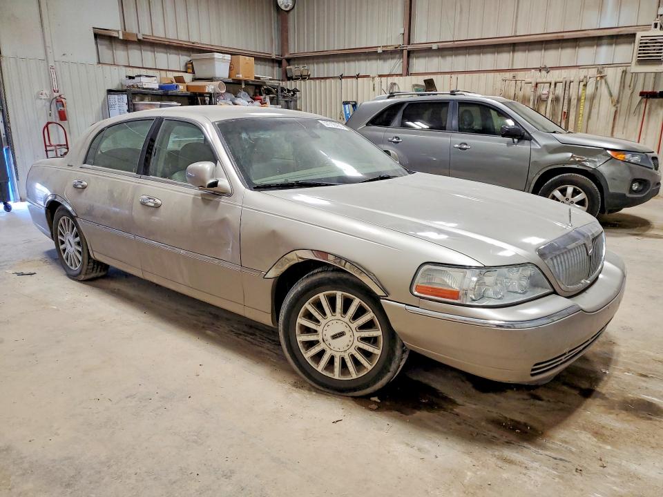 57718436 :رقم المزاد ، 1LNHM82W53Y628676 vin ، 2003 Lincoln Town Car مزاد بيع