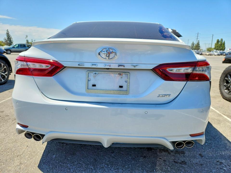57244746 :رقم المزاد ، 4T1B61HK5JU053088 vin ، 2018 Toyota Camry مزاد بيع