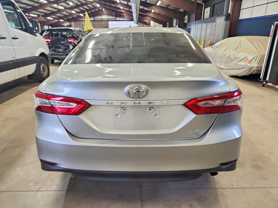 57992816 :رقم المزاد ، 4T1B11HK2JU538447 vin ، 2018 Toyota Camry مزاد بيع