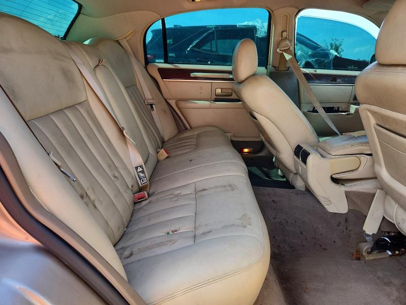 58882596 :رقم المزاد ، 1LNHM82W13Y683173 vin ، 2003 Lincoln Town Car مزاد بيع