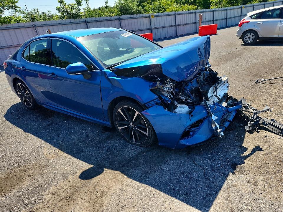 55405846 :رقم المزاد ، 4T1B61HK3JU008361 vin ، 2018 Toyota Camry مزاد بيع
