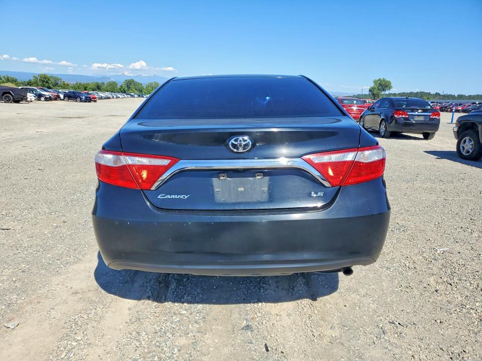 55639756 :رقم المزاد ، 4T1BF1FK1FU040963 vin ، 2015 Toyota Camry مزاد بيع