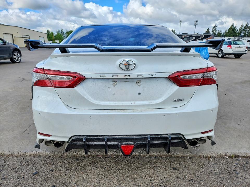 56819126 :رقم المزاد ، 4T1B61HK7JU056378 vin ، 2018 Toyota Camry مزاد بيع