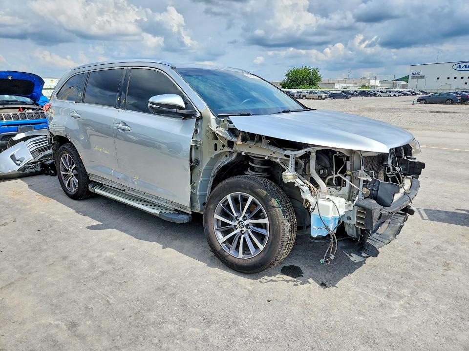 2017 Toyota Highlander მანქანა იყიდება აუქციონზე, vin: 5TDJZRFH5HS512888, აუქციონის ნომერი: 55787866