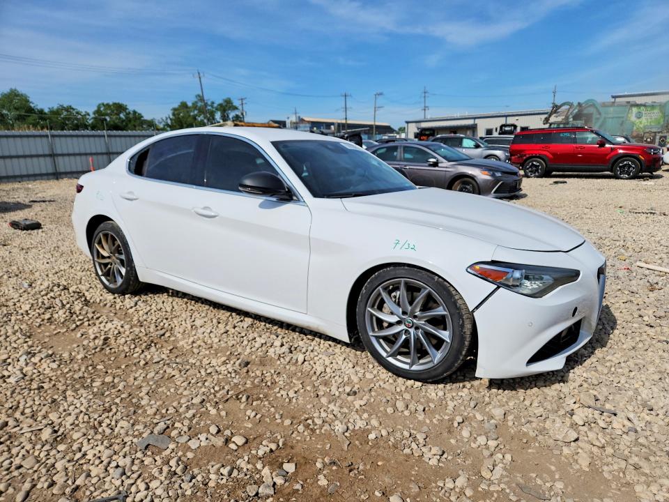 55935856 :رقم المزاد ، ZARFAEBN7J7565292 vin ، 2018 Alfa Romeo Giulia مزاد بيع