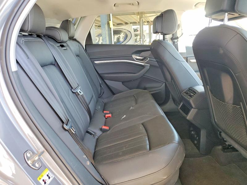 56361026 :رقم المزاد ، WA1LAAGE4KB005916 vin ، 2019 Audi E-tron مزاد بيع