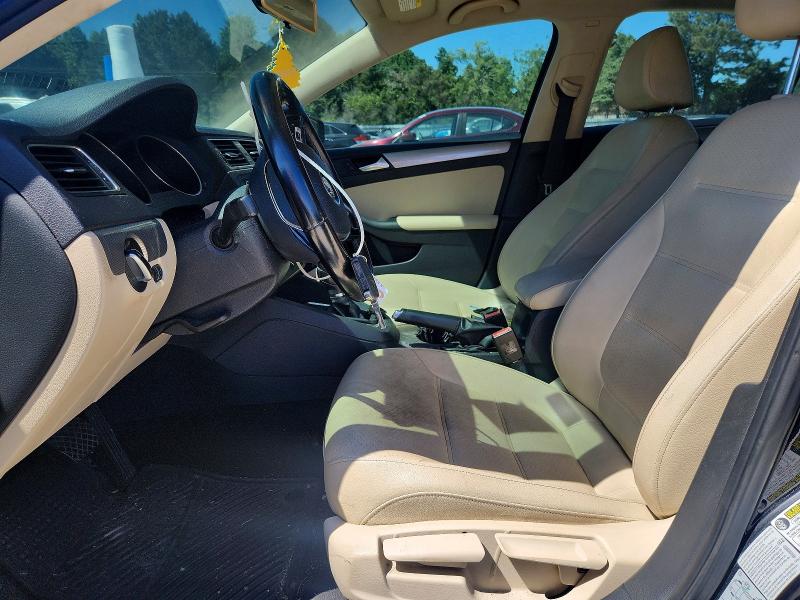 56586106 :رقم المزاد ، 3VWDB7AJ6HM311112 vin ، 2017 Volkswagen Jetta مزاد بيع