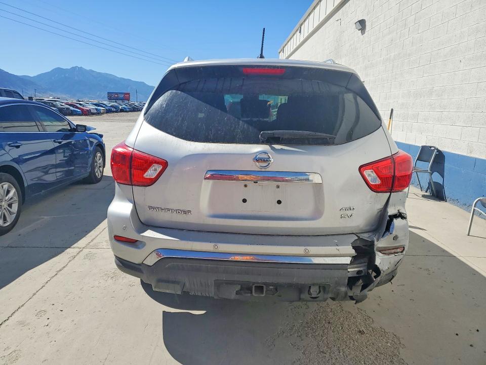 57048636 :رقم المزاد ، 5N1DR2MM8HC682227 vin ، 2017 Nissan Pathfinder مزاد بيع