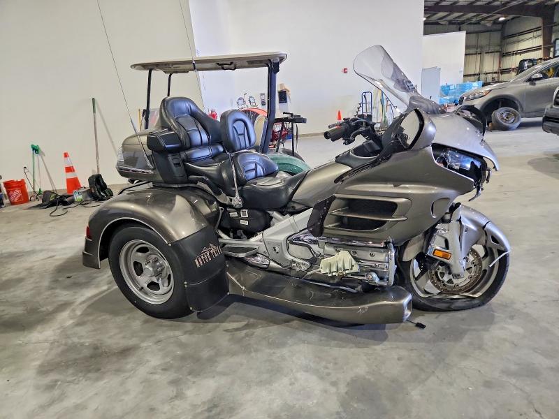 56577106 :رقم المزاد ، 1HFSC47H58A705424 vin ، 2008 Honda Gl1800 مزاد بيع