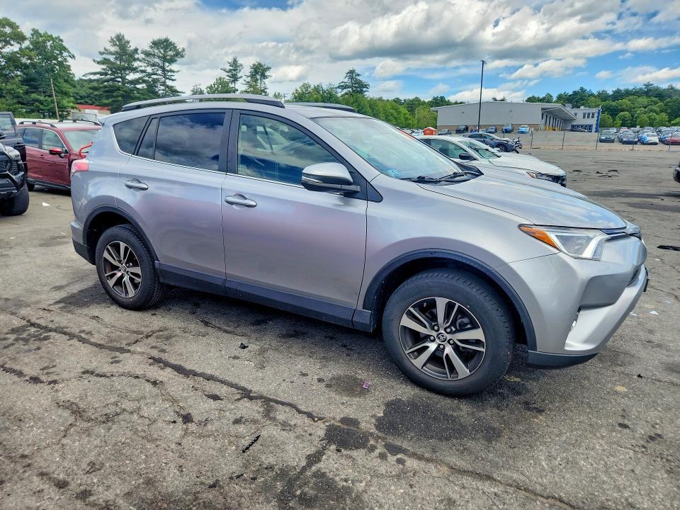 57467046 :رقم المزاد ، JTMRFREV0JD235295 vin ، 2018 Toyota Rav4 مزاد بيع