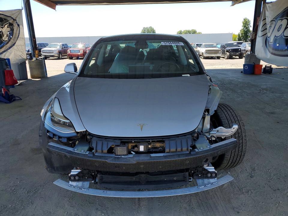 57944026 :رقم المزاد ، 5YJ3E1EB7JF069253 vin ، 2018 Tesla Model 3 مزاد بيع