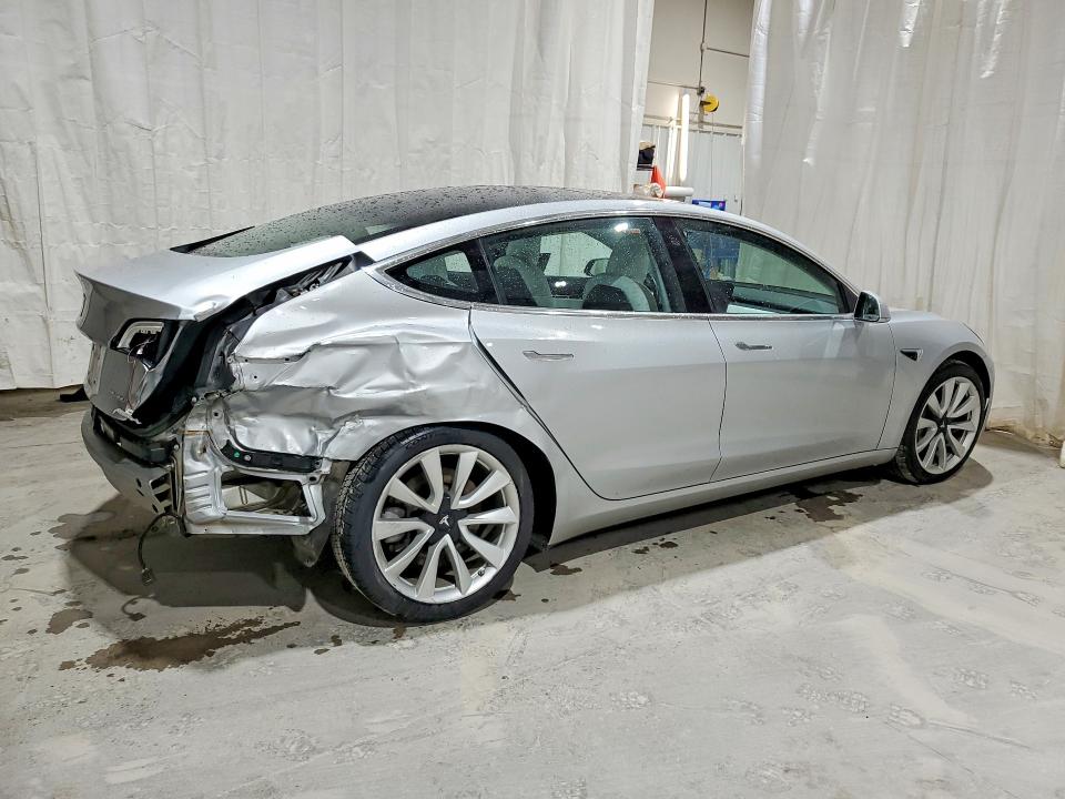 58746036 :رقم المزاد ، 5YJ3E1EB1JF097257 vin ، 2018 Tesla Model 3 مزاد بيع