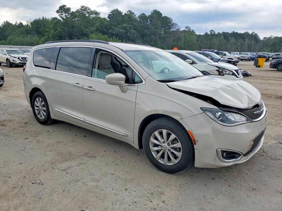 57682486 :رقم المزاد ، 2C4RC1BGXHR613792 vin ، 2017 Chrysler Pacifica مزاد بيع