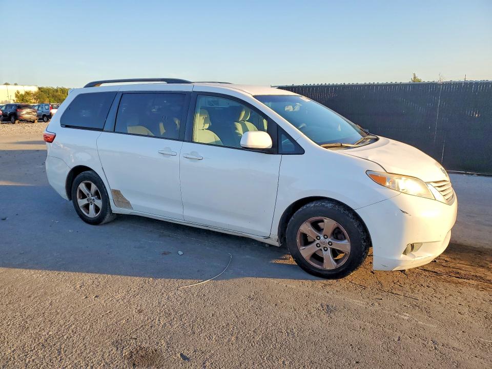 56086146 :رقم المزاد ، 5TDKK3DC3FS611879 vin ، 2015 Toyota Sienna مزاد بيع