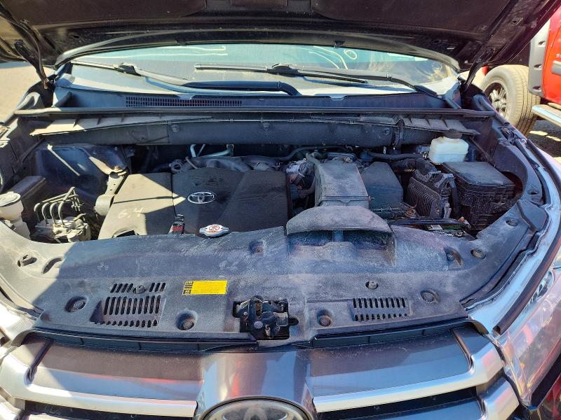 55779616 :رقم المزاد ، 5TDBZRFH7JS898904 vin ، 2018 Toyota Highlander مزاد بيع