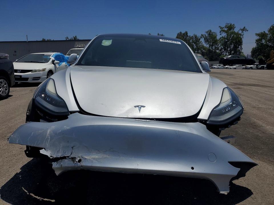 58645076 :رقم المزاد ، 5YJ3E1EA2JF044087 vin ، 2018 Tesla Model 3 مزاد بيع