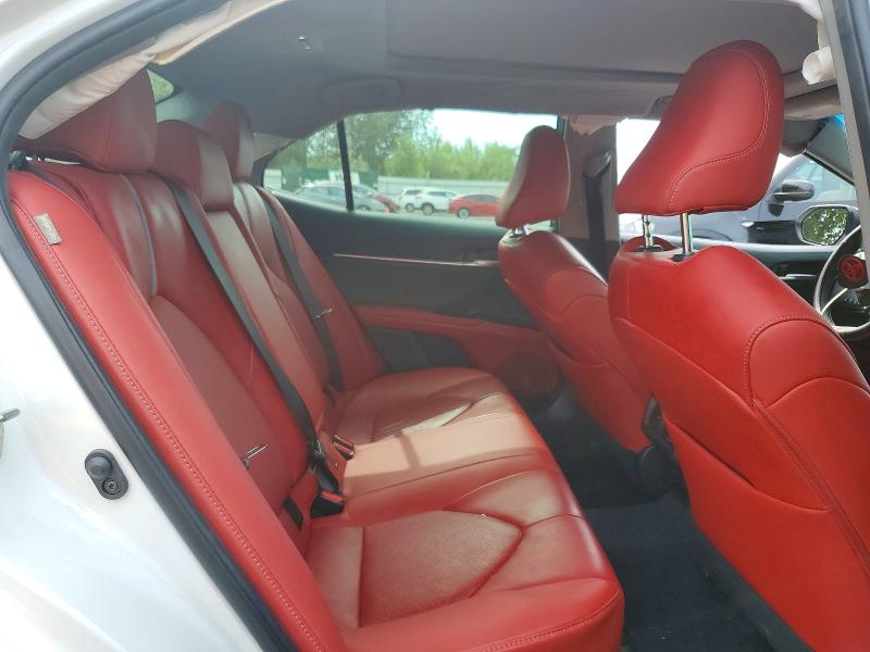 55995546 :رقم المزاد ، 4T1B61HK0JU073183 vin ، 2018 Toyota Camry مزاد بيع
