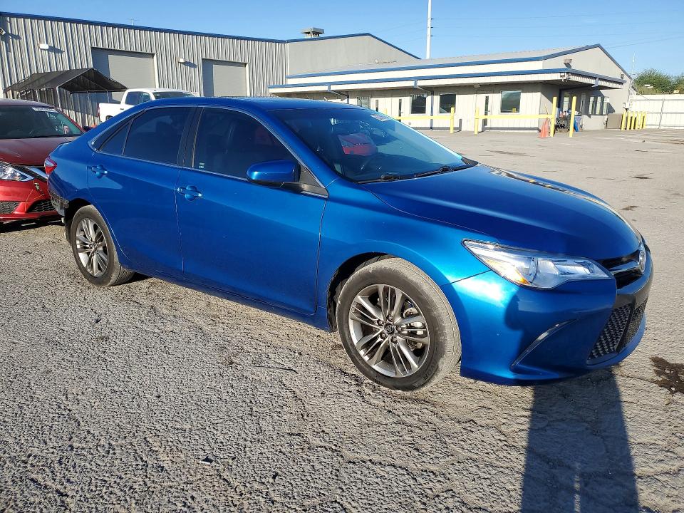 55706556 :رقم المزاد ، 4T1BF1FK3HU800877 vin ، 2017 Toyota Camry مزاد بيع