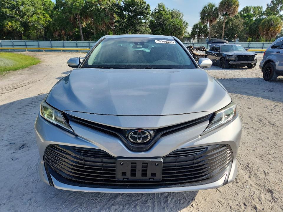 58240996 :رقم المزاد ، 4T1B11HK1KU232566 vin ، 2019 Toyota Camry مزاد بيع