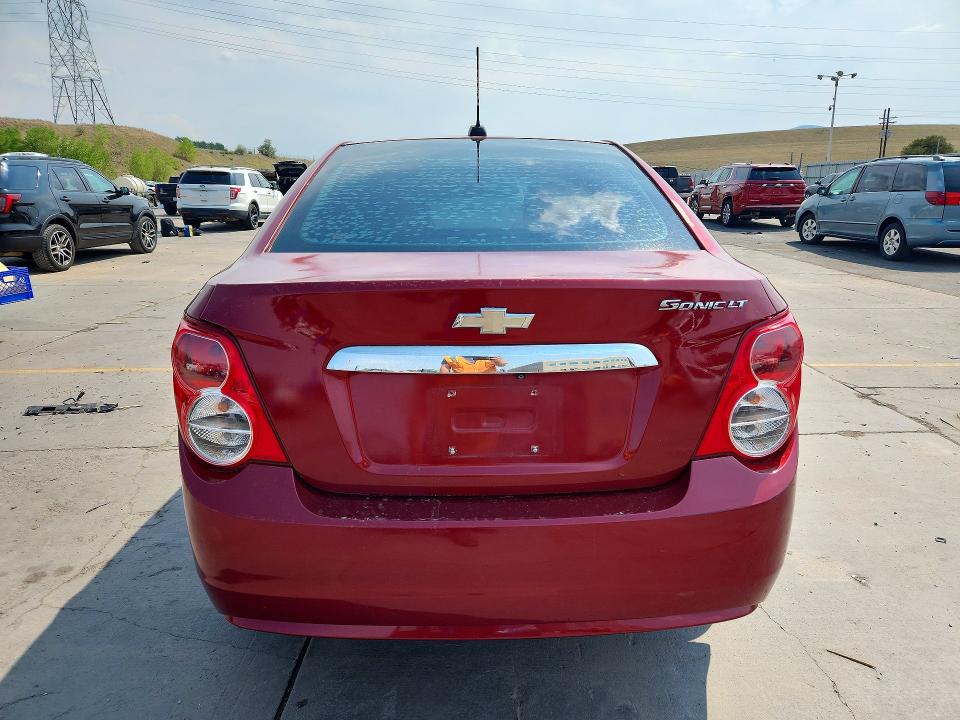 58471006 :رقم المزاد ، 1G1JC5SH0F4218722 vin ، 2015 Chevrolet Sonic مزاد بيع