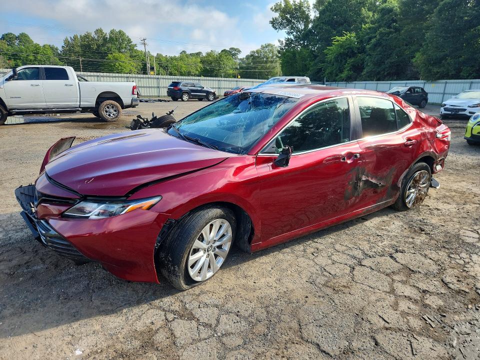57626056 :رقم المزاد ، 4T1B11HK7JU521630 vin ، 2018 Toyota Camry مزاد بيع