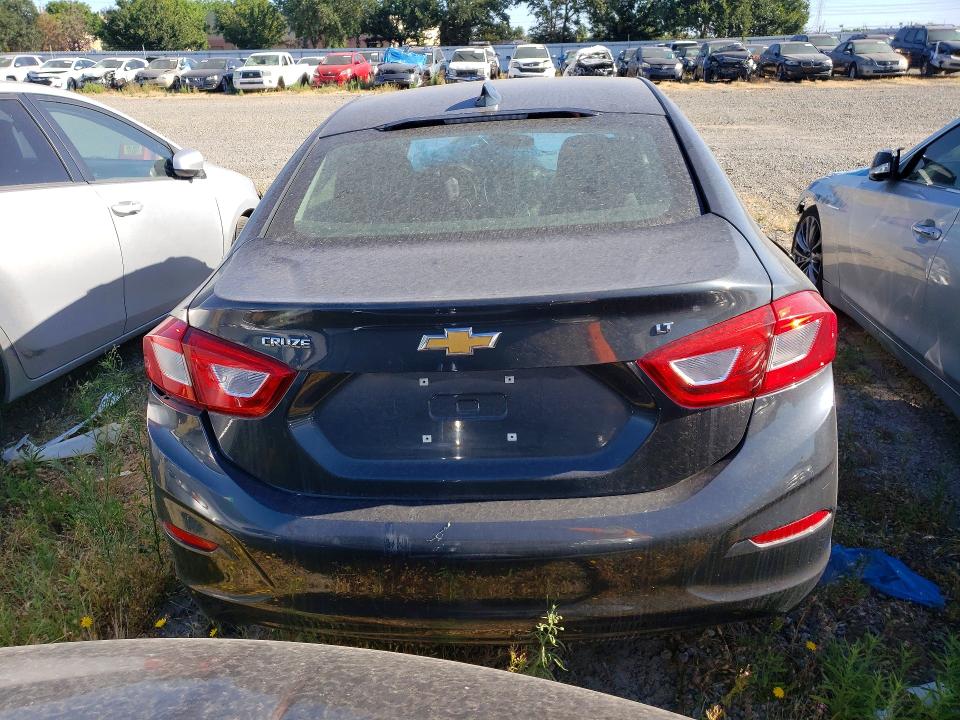Продаж на аукціоні авто 2018 Chevrolet Cruze, vin: 1G1BE5SM0J7204676, номер лоту: 56375846
