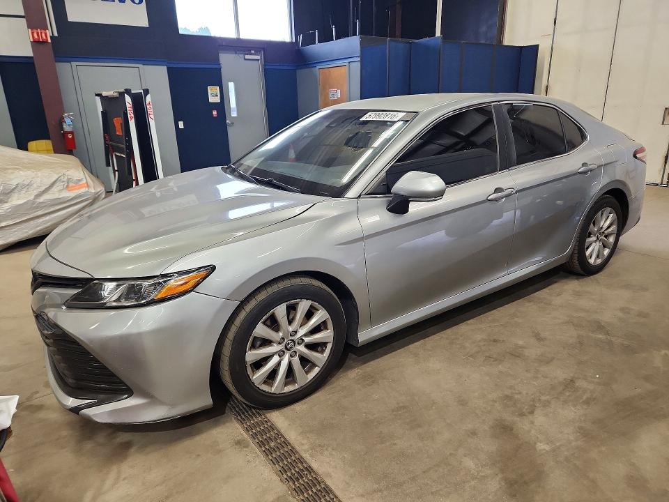 57992816 :رقم المزاد ، 4T1B11HK2JU538447 vin ، 2018 Toyota Camry مزاد بيع