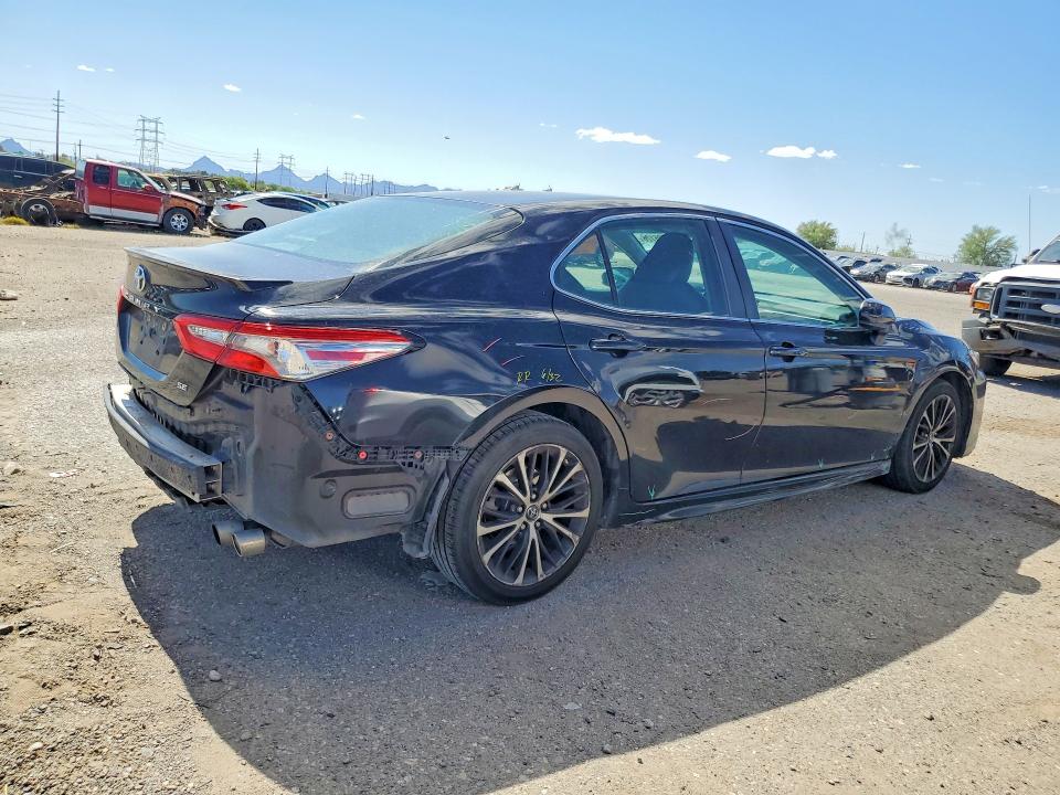 58995126 :رقم المزاد ، 4T1B11HK8JU048644 vin ، 2018 Toyota Camry مزاد بيع