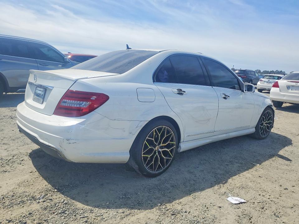 2013 Mercedes-benz C მანქანა იყიდება აუქციონზე, vin: WDDGF4HB6DR271338, აუქციონის ნომერი: 85606125