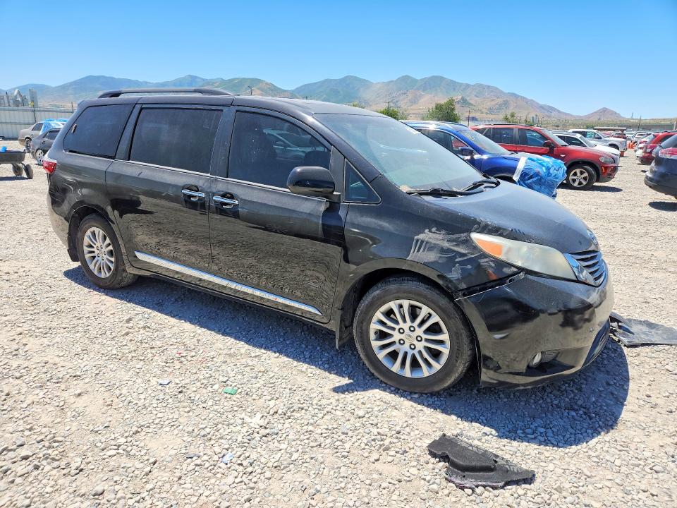 56526026 :رقم المزاد ، 5TDYZ3DC5HS768192 vin ، 2017 Toyota Sienna مزاد بيع