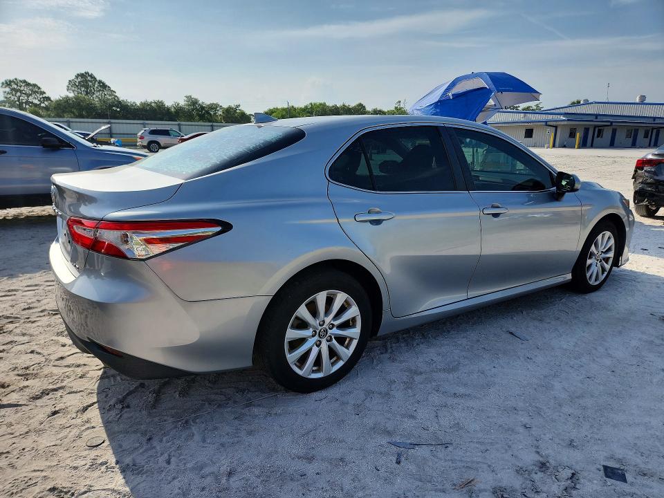 58240996 :رقم المزاد ، 4T1B11HK1KU232566 vin ، 2019 Toyota Camry مزاد بيع