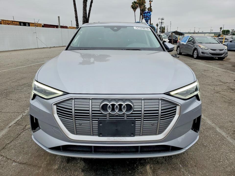 Продажа на аукционе авто 2022 Audi E-tron, vin: WA1LAAGE2NB033069, номер лота: 57220616