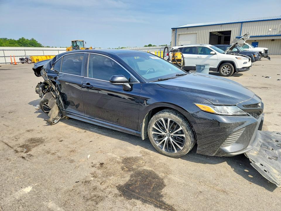 59086796 :رقم المزاد ، 4T1B11HK5JU598142 vin ، 2018 Toyota Camry مزاد بيع
